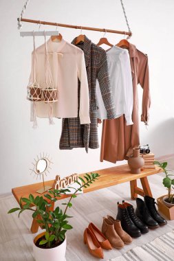 Modern odanın iç kısımlarında giysilerle doldur.