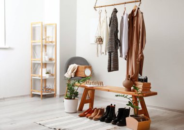 Modern odanın iç kısımlarında giysilerle doldur.