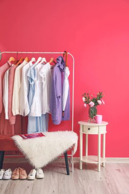 Modern odanın iç kısımlarında giysilerle doldur.