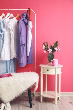 Modern odanın iç kısımlarında giysilerle doldur.