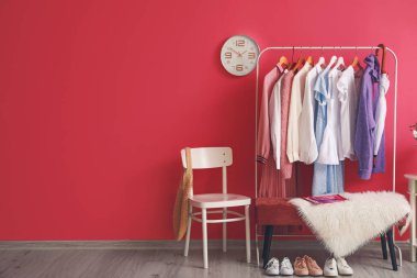 Modern odanın iç kısımlarında giysilerle doldur.