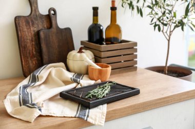 Mutfak tezgahında biberiyeli tahtalar.