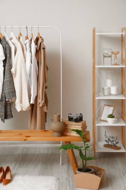 Modern odanın iç kısımlarında giysilerle doldur.