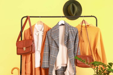 Modern kıyafetlerle dolu bir oda.