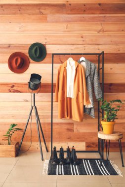 Modern odanın iç kısımlarında giysilerle doldur.