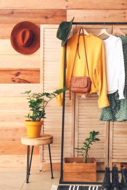 Modern odanın iç kısımlarında giysilerle doldur.