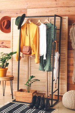 Modern odanın iç kısımlarında giysilerle doldur.