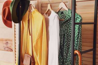 Modern kıyafetlerle dolu bir oda.