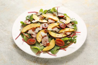 Hafif arkaplanda taze mango salatası.