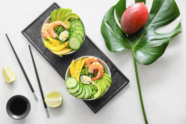 Hafif arka planda mango, karides ve sebzeli taze salata.