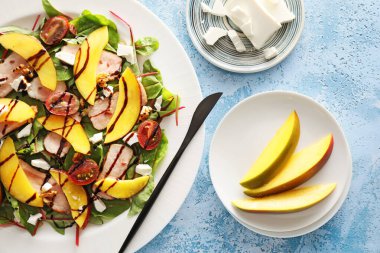 Renkli taze mango salatası tabağı