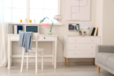 Ofisinde dizüstü bilgisayarı olan şık bir iş yeri, bulanık görünüm