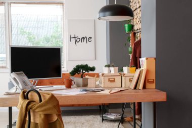 Moda tasarımcısının modern bilgisayarlı rahat işyeri