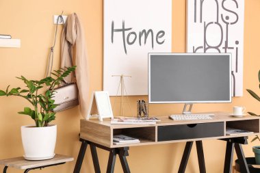 Ofiste modern bilgisayarla rahat bir iş yeri