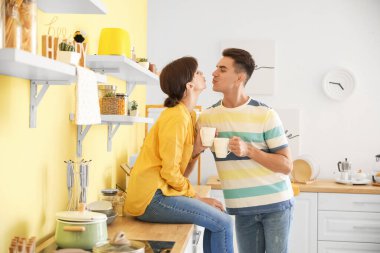Mutfakta çay içen mutlu genç çift.