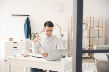 Ofiste hastayla çalışan bir psikolog.