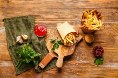 Lezzetli patates kızartması ve soslar masada.