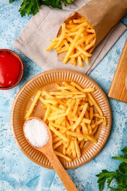 Renkli patates kızartması tabağı.