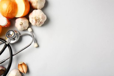 Hafif arka planda steteskobu olan sağlıklı ürünler