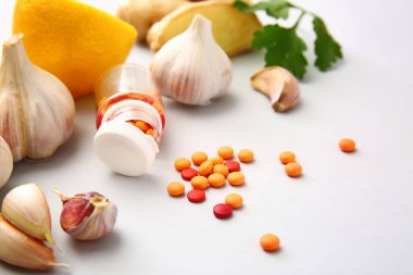 Hafif arka planda hapları olan sağlıklı ürünler.