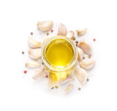 Beyaz arka planda bir kavanoz sarımsak yağı.