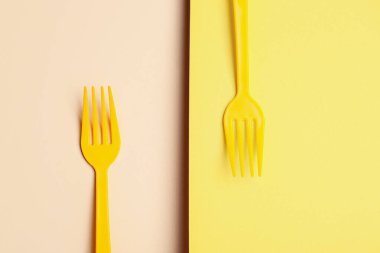 Renk arkaplanındaki plastik çatallar