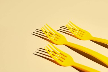 Renk arkaplanındaki plastik çatallar