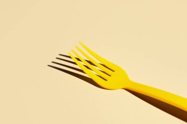 Renk arkaplanı üzerinde plastik çatal