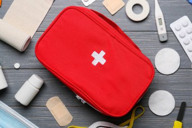 Koyu ahşap arka planda ilk yardım çantası