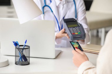 Klinikte konsültasyon için terminalden ödeme yapan hasta