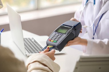 Klinikte konsültasyon için terminalden ödeme yapan hasta, yakın çekim