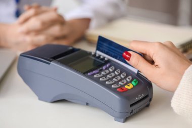 Klinikte konsültasyon için terminalden ödeme yapan hasta, yakın çekim