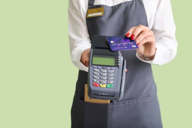 Ödeme terminali ve kredi kartı olan garson
