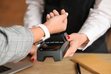 Terminal üzerinden sipariş veren kadın, yakın plan.