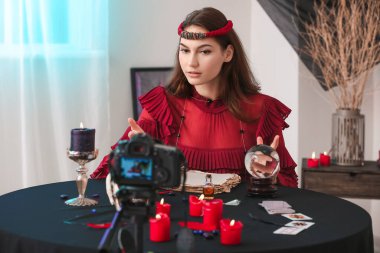 Kadın falcı blog için video kaydediyor