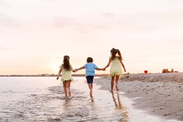 Crianças Divertindo Praia Mar — Fotografia de Stock