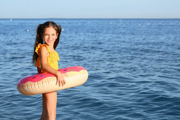 Nettes Kleines Mädchen Mit Aufblasbarem Ring Meeresstrand — Stockfoto