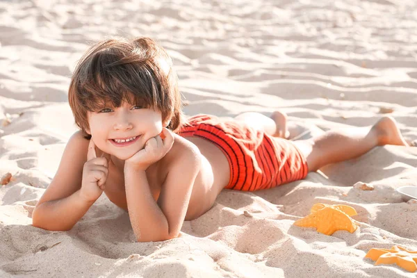 Schattig Jongetje Liggend Zee Strand — Stockfoto