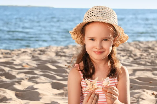 Söt Liten Flicka Stranden — Stockfoto