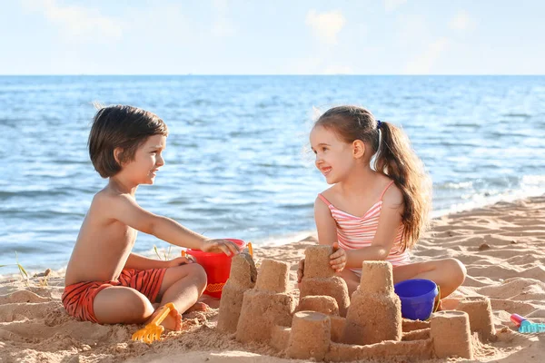 Niedliche Kinder Spielen Mit Sand Strand — Stockfoto