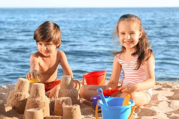 Bambini Carini Che Giocano Con Sabbia Sulla Spiaggia Del Mare — Foto Stock