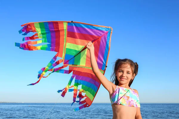 Niedliches Kleines Mädchen Fliegt Regenbogendrachen Meeresstrand — Stockfoto