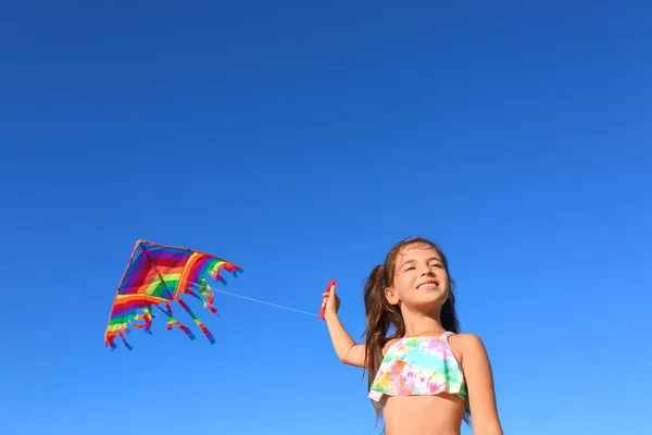 Niedliches Kleines Mädchen Fliegt Regenbogendrachen Meeresstrand — Stockfoto
