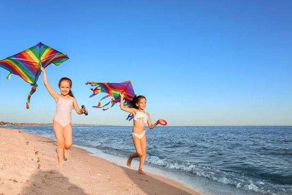 Niedliche Kleine Mädchen Fliegen Regenbogen Drachen Meeresstrand — Stockfoto