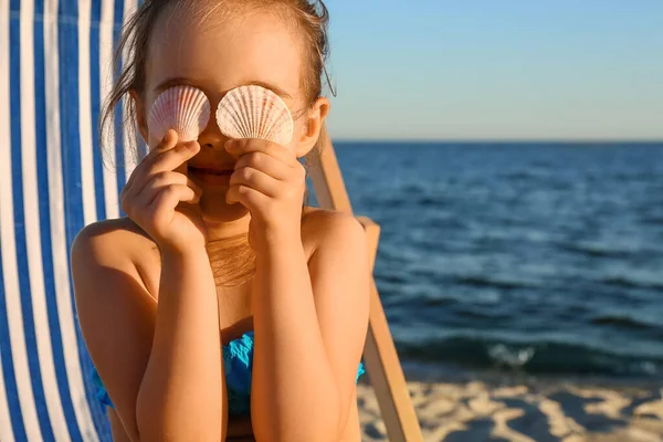 Carino Bambina Con Conchiglie Sulla Spiaggia — Foto Stock