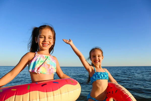 Niedliche Kleine Mädchen Mit Aufblasbaren Ringen Meeresstrand — Stockfoto