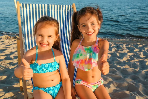 Niedliche Kleine Mädchen Zeigen Daumen Nach Oben Meeresstrand — Stockfoto