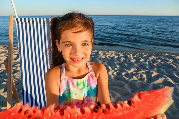 Kleines Mädchen Isst Wassermelone Meeresstrand — Stockfoto