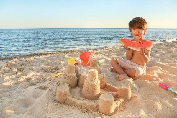 Ragazzino Mangiare Anguria Sulla Spiaggia Mare — Foto Stock