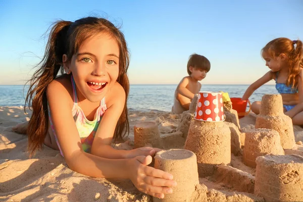 Nettes Kleines Mädchen Spielt Mit Sand Strand — Stockfoto